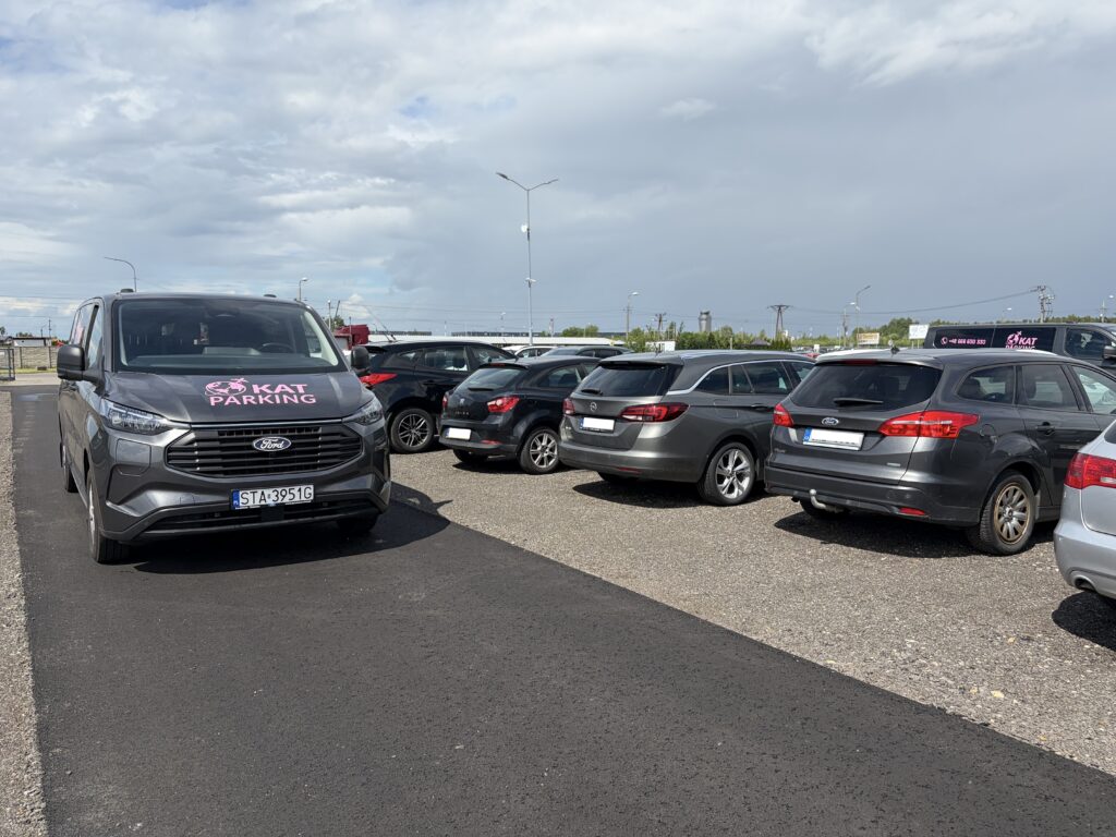 Samochody zaparkowane na terenie Kat Parking w Pyrzowicach